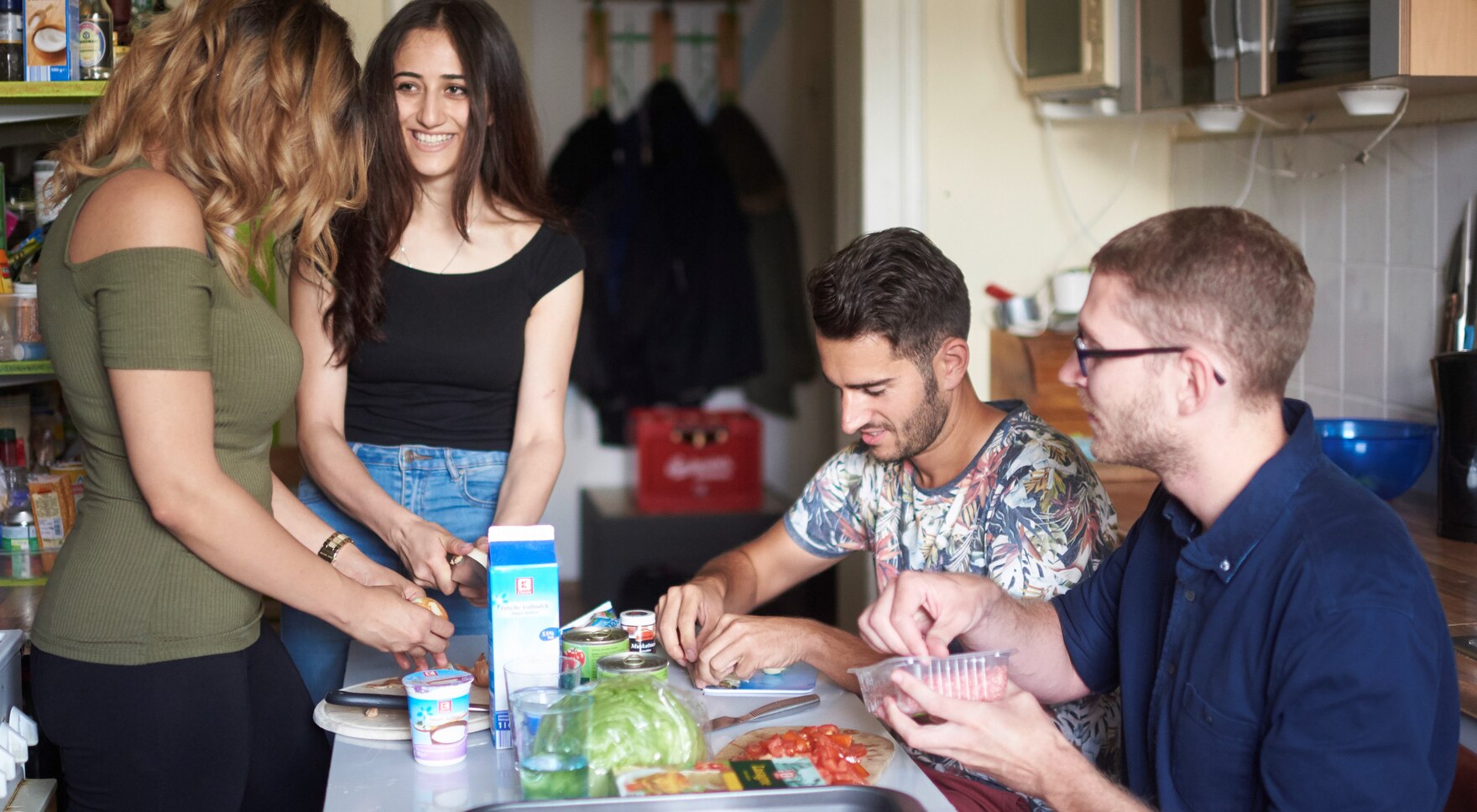 Vier Studenten beim Kochen in einer WG